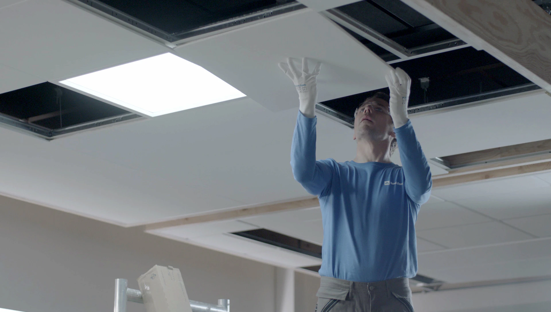 Installer, installing, ceiling, tiles , Rockfon, Glasses, Gloves, Install, BE, Wijnegem