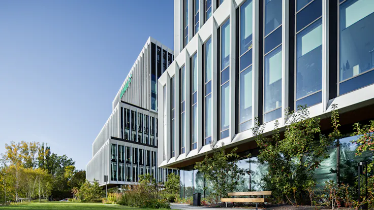 case study LAKESIDE WARSZWA office building BREEAM Outstanding certification, WELL Gold certification, E.ON Polska S.A. certification, Class A standard offices, and beautifully landscaped green surroundings - since the end of 2023, the prestigious Lakeside office and service complex has been operating in Warsaw’s Mokotów district, utilizing ROCKWOOL stone wool insulation materialsphotographer Rafal Chojnacki