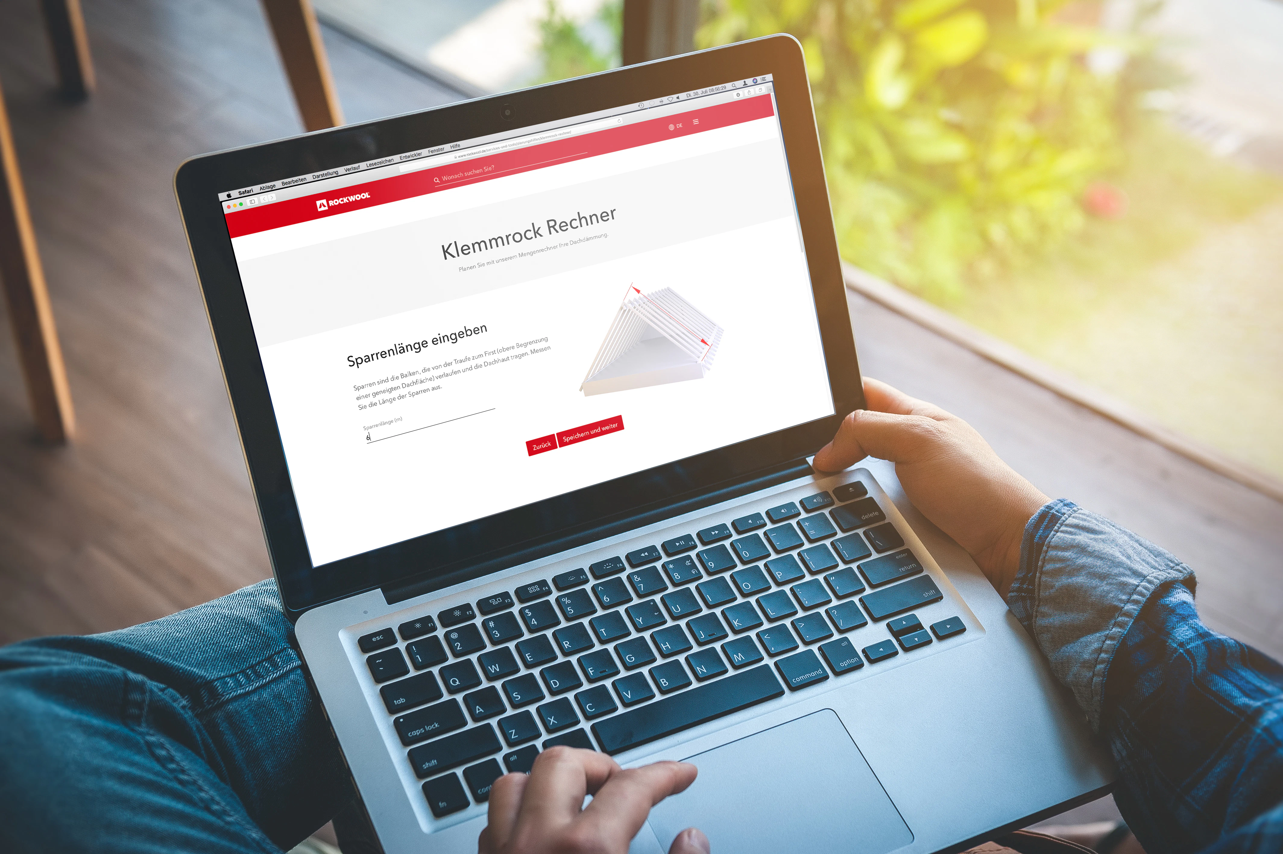 laptop, man, home, sofa, couch, laptop with rockwool tool, klemmrock rechner, teaser, teaserbild klemmrock rechner, germany