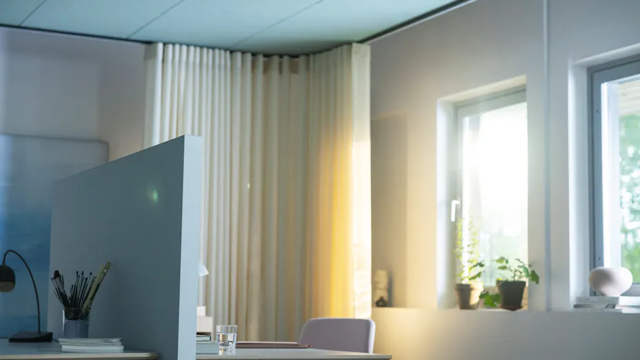 Met Rockfon Canva Floor screen creëer je een akoestische scheiding tussen werkplekken