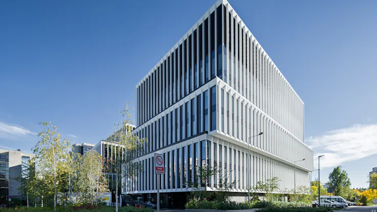 case study LAKESIDE WARSZWA office building BREEAM Outstanding certification, WELL Gold certification, E.ON Polska S.A. certification, Class A standard offices, and beautifully landscaped green surroundings - since the end of 2023, the prestigious Lakeside office and service complex has been operating in Warsaw’s Mokotów district, utilizing ROCKWOOL stone wool insulation materialsphotographer Rafal Chojnacki