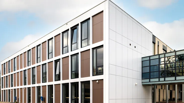 Rockpanel Case StudyChristelijk Lyceum VeenendaalCustom Metals mat glans + Colours RAL 9003, RAL 1015 en RAL 7016