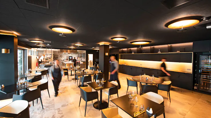 Restaurant in Le Rockfon® Mono® Acoustic et le Rockfon Color-all® Charcoal à l’honneur dans le projet de l’hôtel La Villa Castellane in Gréoux-les-Bains France with Rockfon Color-all