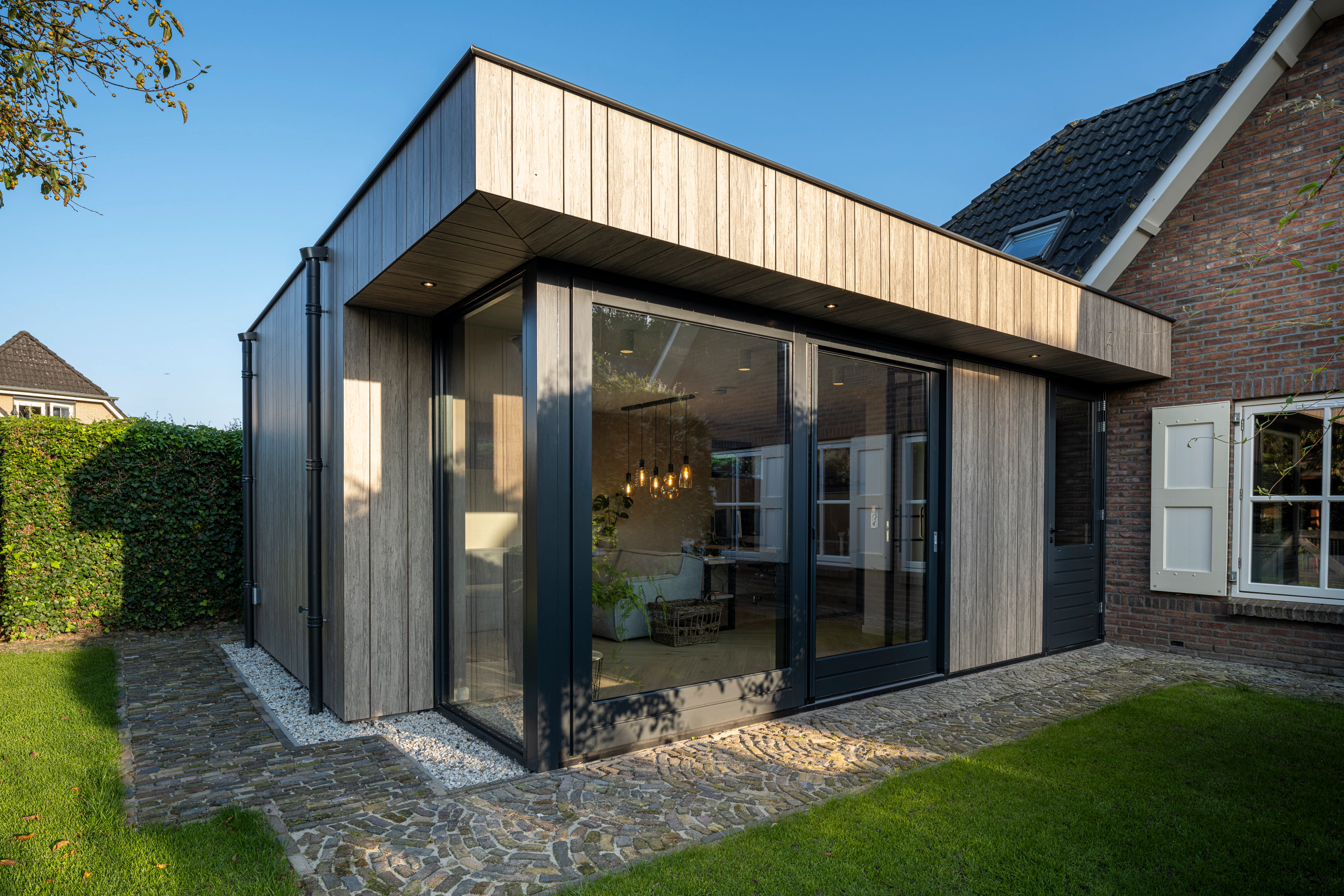 HERO
Bathmen
Rockpanel Case Study
Single family home
Rockpanel Woods Rhinestone Oak