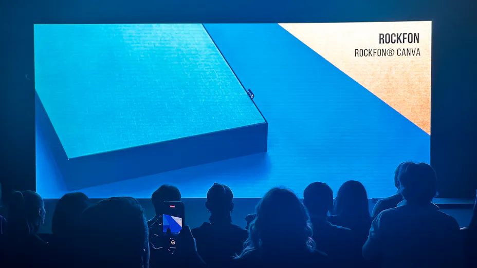 Premiazione di Rockfon® Canva come soluzione dell’anno per la categoria office.