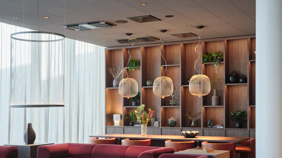 Clarion Hotel Helsinki Airportin alakattoihin valittiin kivivillapohjaiset Rockfon Color-all® -akustiikkalevyt, joiden valmistuksessa käytetään kierrätysmateriaaleja.