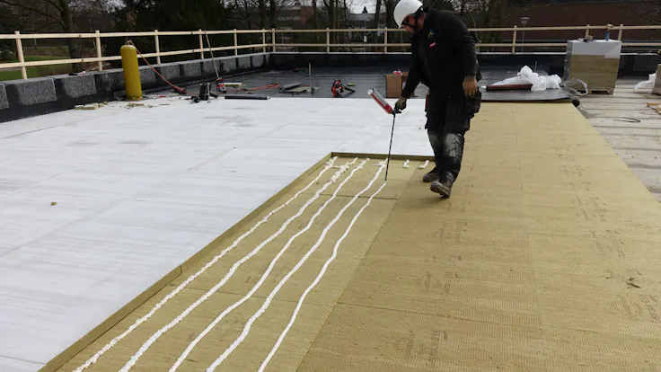 kita hilden, referenz kita hilden, Kindertageseinrichtung Am Holterhöfchen, flachdach pv-anlage, flat roof pv system, belastbares Flachdach, resilient flat roof, nachhaltiger Modulbau, sustainable modular construction, Verklebung mit Rockpur Fix, adhesion with Rockpur Fix, Foto ASG, reference, Referenz, Germany