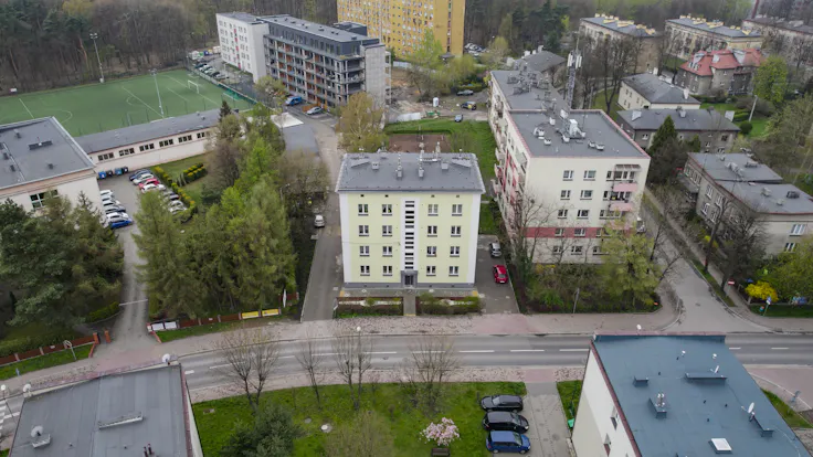 Ujęcie po: Case study wideo: Termomodernizacja kamienicy Boya- Żeleńskiego Katowice MUH, fasada, elewacja, facade Frontrock Super Informacje o prawach: Zgoda, o której mowa w ust. 3 odnosi się do wielokrotnego, nieograniczonego ilościowo, czasowo i terytorialnie, korzystania z wykonanych zdjęć i filmów na wszystkich znanych polach eksploatacji, a w szczególności: utrwalania i/lub zwielokrotniania jakąkolwiek techniką, wprowadzania do obrotu, wykorzystywania w materiałach reklamowych (m.in. prezentacje, katalogi, ulotki), wprowadzania do pamięci komputera oraz do sieci komputerowej i/lub multimedialnej i/lub sieci telefonii komórkowej, publicznego udostępniania, wystawiania, wyświetlania, równoczesnego i integralnego nadawania (reemitowania), strona internetowa, social media, you tube. / „Niniejsza zgoda obejmuje wszelkie formy publikacji, w szczególności rozpowszechnianie w Internecie na stronie internetowej www.rockwool.com, jak również rozpowszechnianie na portalach społecznościowych Facebook, Twitter, YouTube itp. oraz zamieszczenie w materiałach promocyjnych i informacyjnych” AST RW-PL