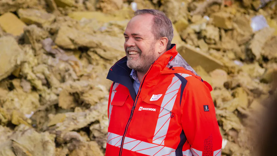 Christian Kofod, bæredygtighedschef hos ROCKWOOL Nordics, forsikrer byggebranchen om, at de trods de skærpede klimakrav fortsat kan bygge, som de plejer, med de vante velkendte og veldokumenterede produkter