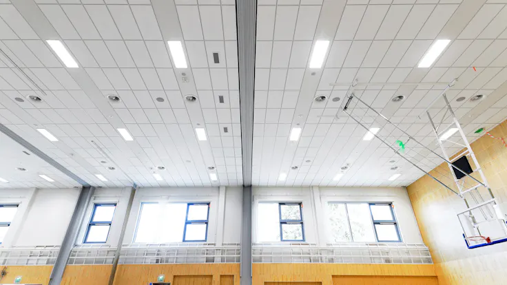 Gymnasium in Pohjois-Tapiolan yhteiskoulu in Espoo Finland with Rockfon Boxer A24-Edge