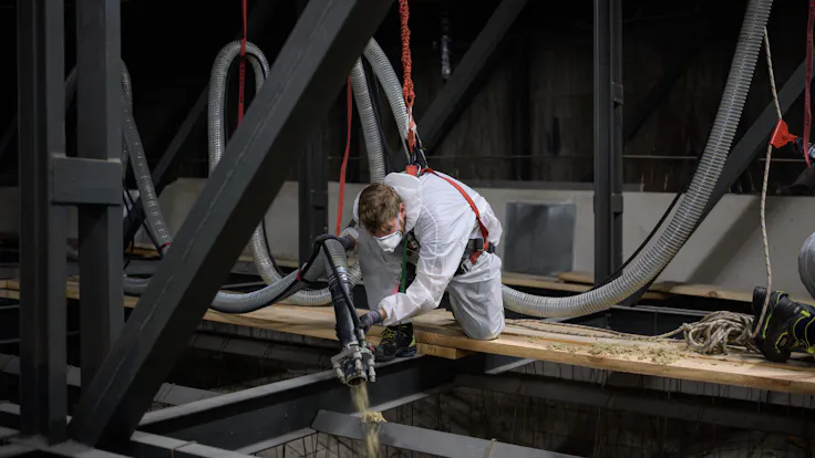 kino international berlin, renovation, blown-in insulation, insulation granulate, firesafe, fillrock rg, sanierung, einblasdämmung, steinwolle-granulat, nichtbrennbar, deckendämmung, press, presse, germany, Picdrop-Job Lenk 08.10.2025