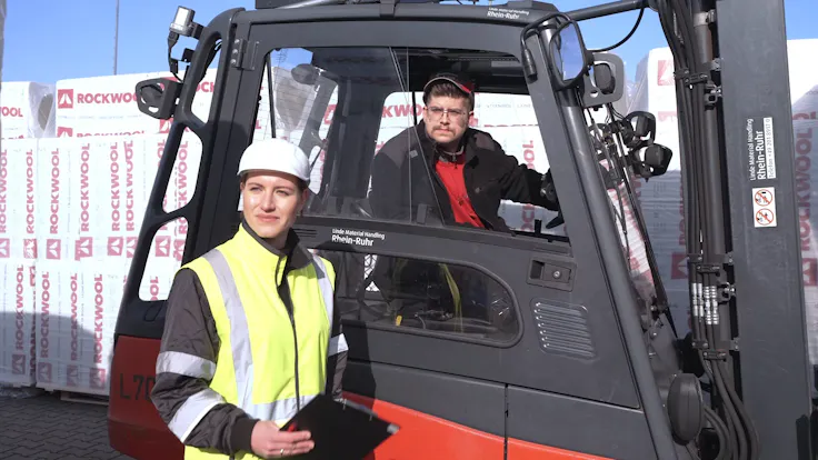 magazin, hallo ROCKWOOL, online-magazin, teaser, lina, studentin bei ROCKWOOL, als studentin bei ROCKWOOL unterwegs, verladung von ROCKWOOL, maxim stephan, verladung, ROCKWOOL verladung, verladung-selfie, team verladung, teamwork, lkw, paletten, jumbo-lkw, gabelstapler, ROCKWOOL entdeckungstour, verladung von ROCKWOOL produkten, sandro adolf, germany