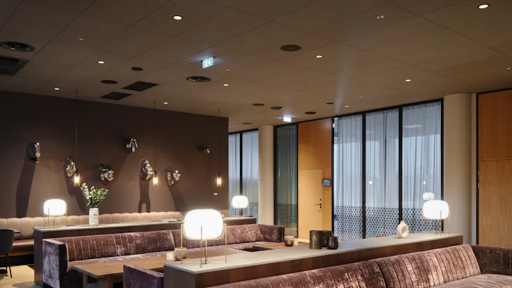 Airport in Clarion ja Comfort Hotel Helsinki Airport in Vantaa Finland with Rockfon Color-all X-Edge