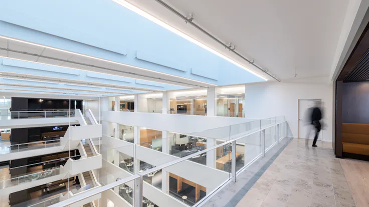 DK, Danske Bank, Aarhus, Arkitema, Office, Rockfon Blanka, E24-edge, E-edge, 1200x600, White, 2890 click, Corridor