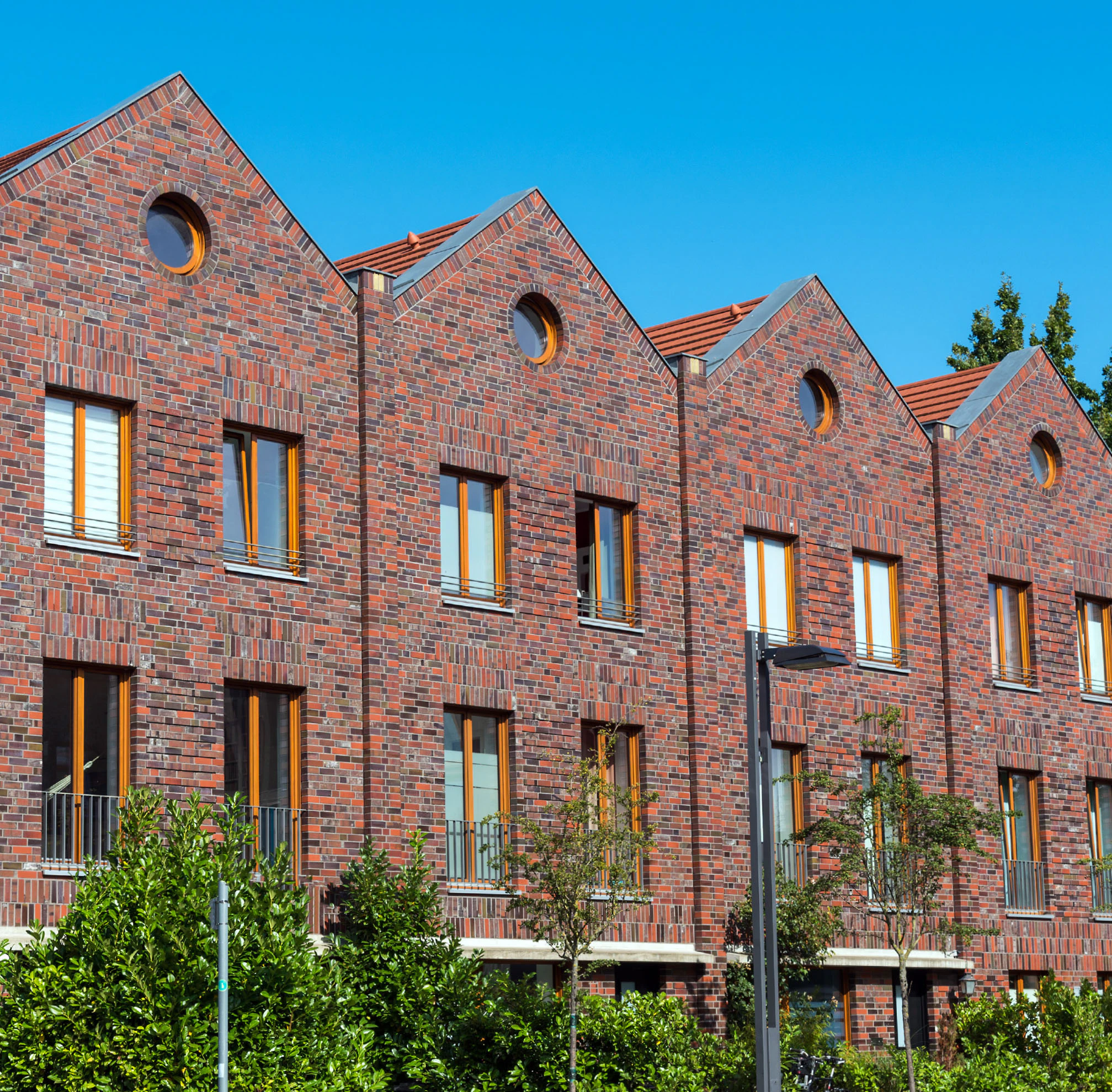 house, pitched roof, brick facade, outside, multi family house, brochure, outer wall, facade, cavity wall, broschüre, dämmung von außenwänden, zweischaliges mauerwerk, rat und tat kernrock portfolio, germany