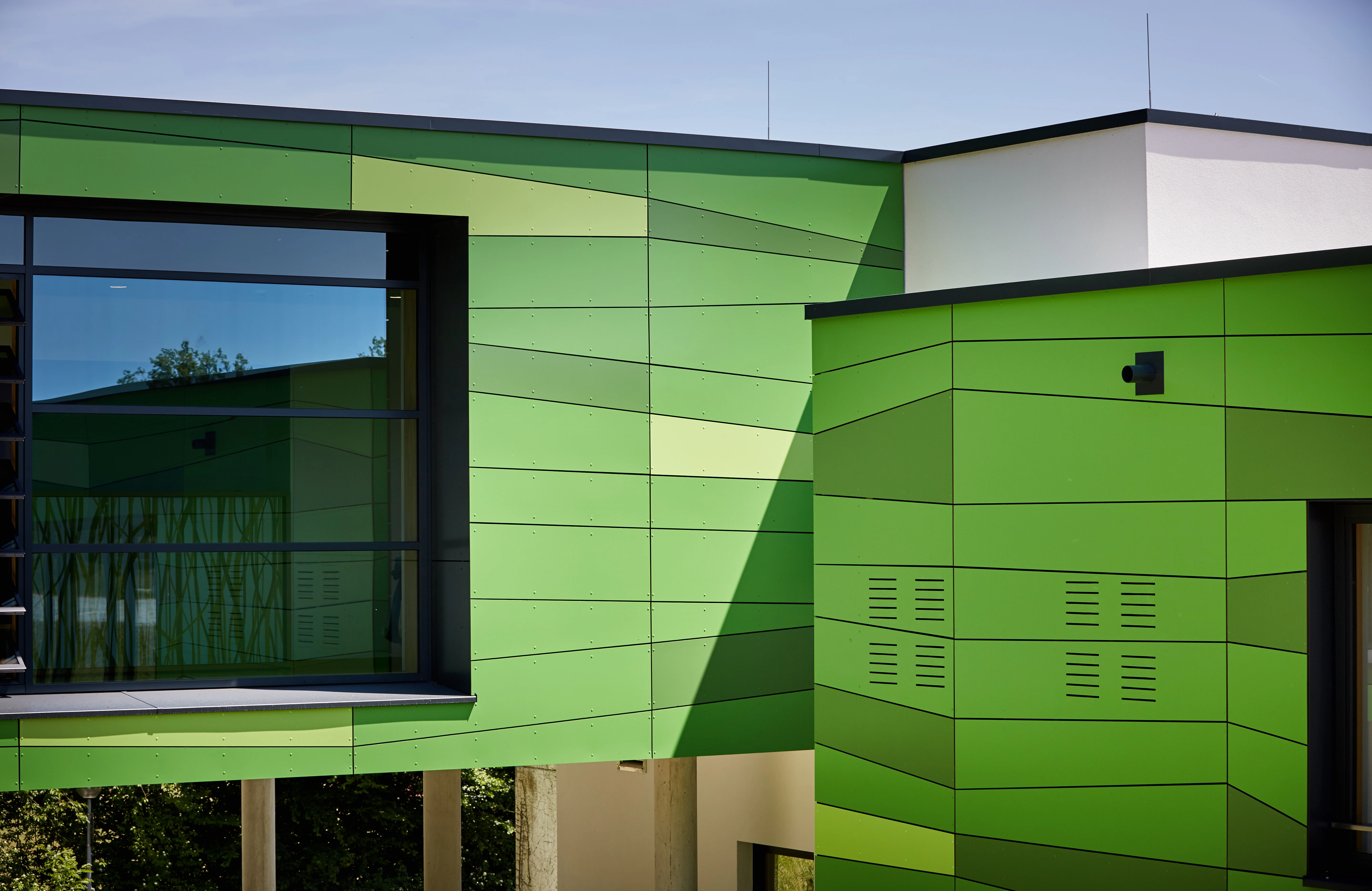 Renovation and extension of the Betty-Greif school in Pfarrkirchen, Germany with Rockpanel Colours incl. ProtectPlus coating