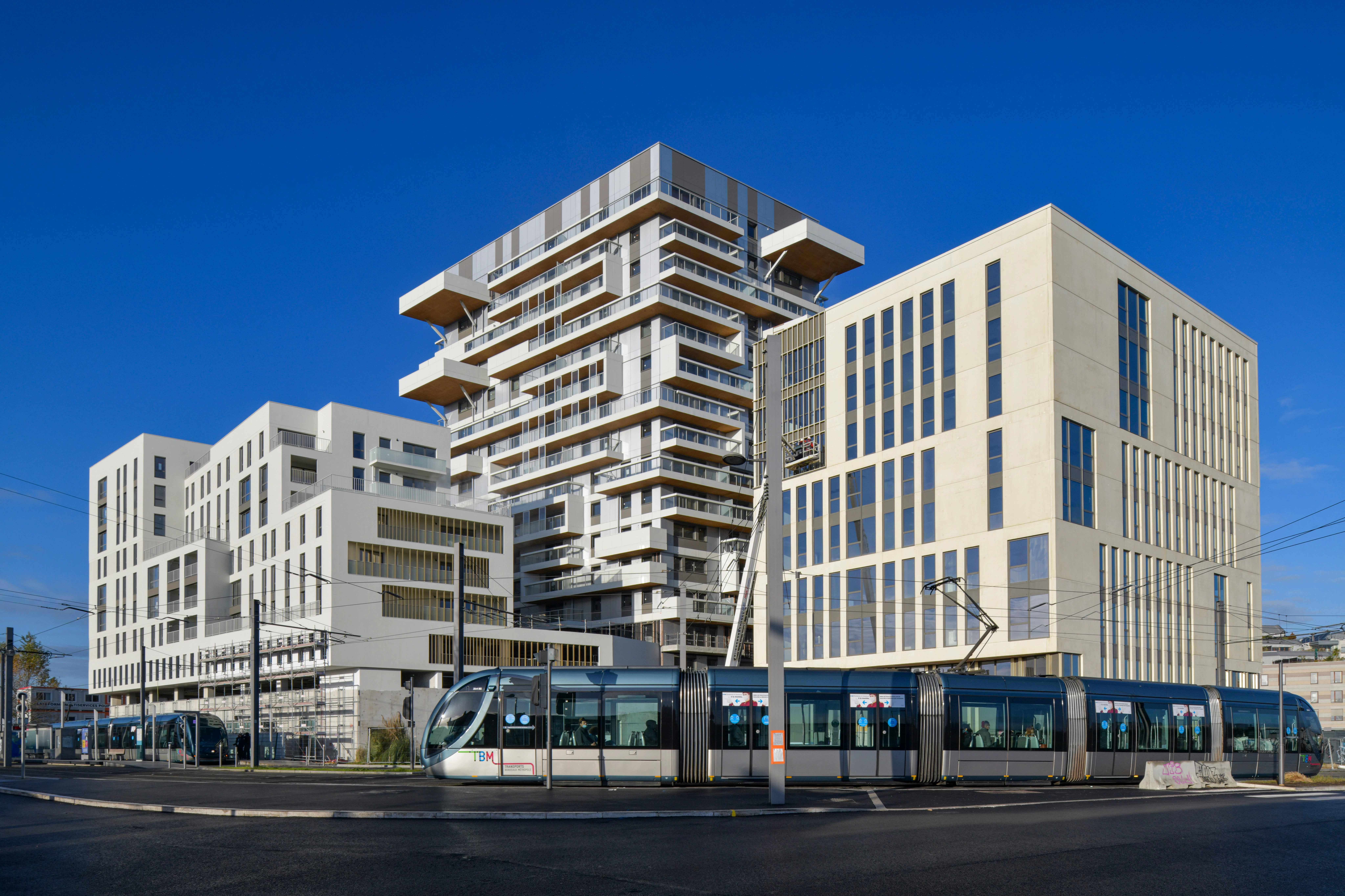 Hyperion case study France
white aluminium + quartz grey