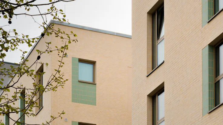 new residential and commercial buildings, facade, facade insulation, etics, coverrock X-2, neubau wohn- und geschäftshäuser, fassade, fassadendämmung, wärmedämmverbundsystem, germany, presse, press, bernauer straße, reference case DE, Foto Lenk 04/2025