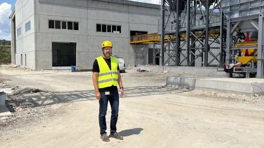 Aleks Fonović ispred briketare u gradnji