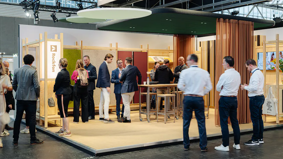 Laat je onderdompelen in akoestisch biophilic design