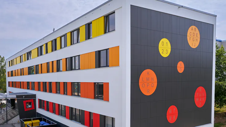 Rockpanel Case StudyAdam Ries GrundschuleGermanyRockpanel ColoursRAL 7016, RAL 095 50 55, RAL 3001