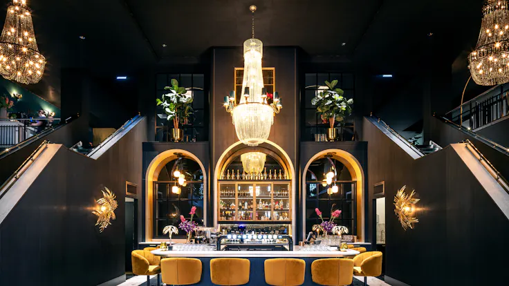 Restaurant in Theaterhotel Oranjerie in Roermond Netherlands with Rockfon Color-all X-Edge