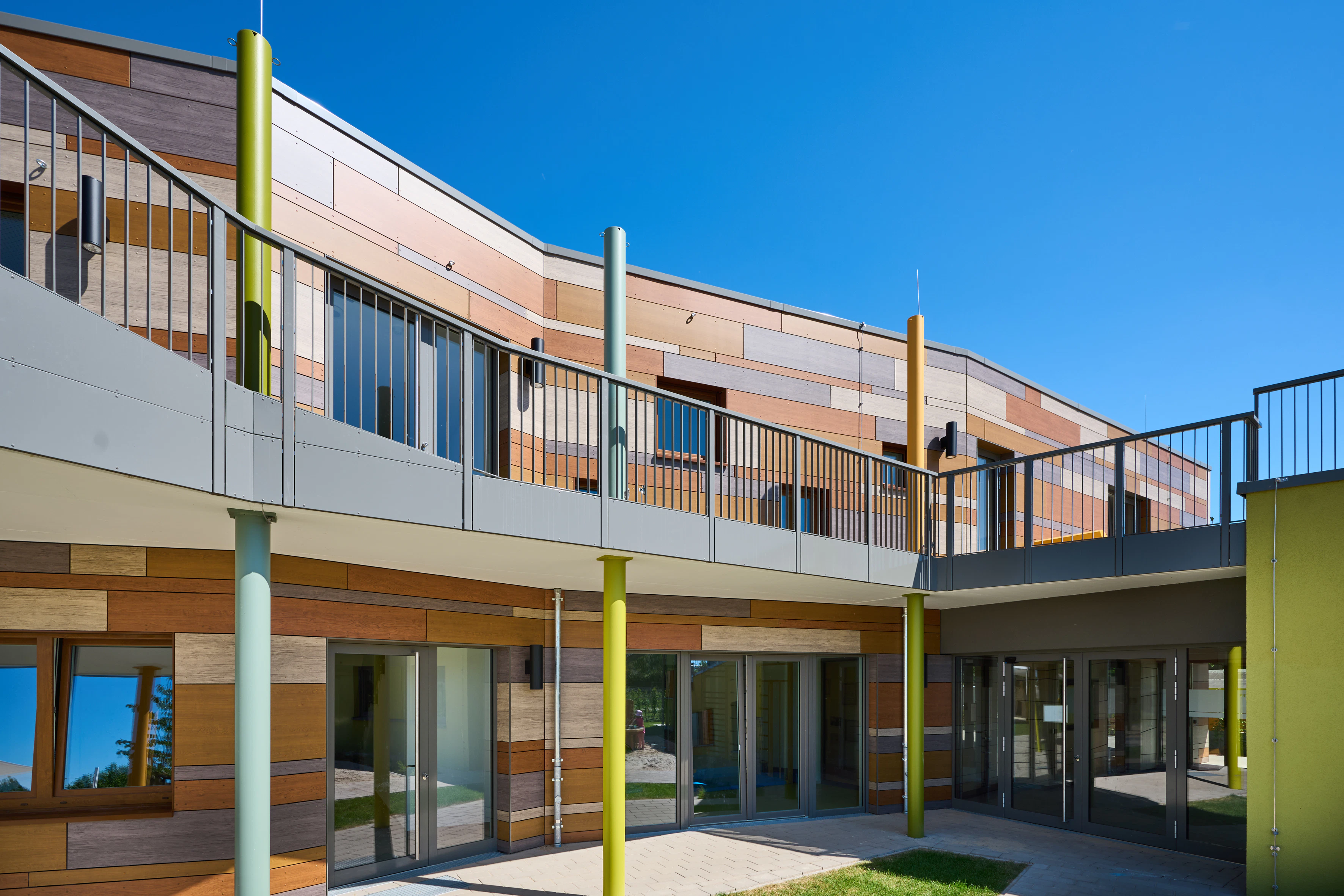 Rockpanel Case Study
Kita Lehrte
Rockpanel Woods Ceramic Oak, Rhinestone Oak, Erle, Teak
Rockpanel Colours RAL 070 70 60, RAL 095 50 50, RAL 140 60 10, RAL 095 70 70