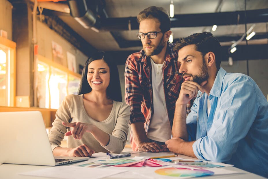 gente mirando proyecto, trabajando juntos